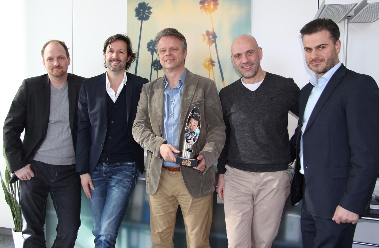 Das Paramount-Team freut sich über den Video Download Award...||Freuen sich über den Video Download Award (v.l.): Michael Pfaff, Ludovic Simoens, Dr. Andreas Kelz, Stefan Mesner und Dimitrios Choussos (alle Paramount)