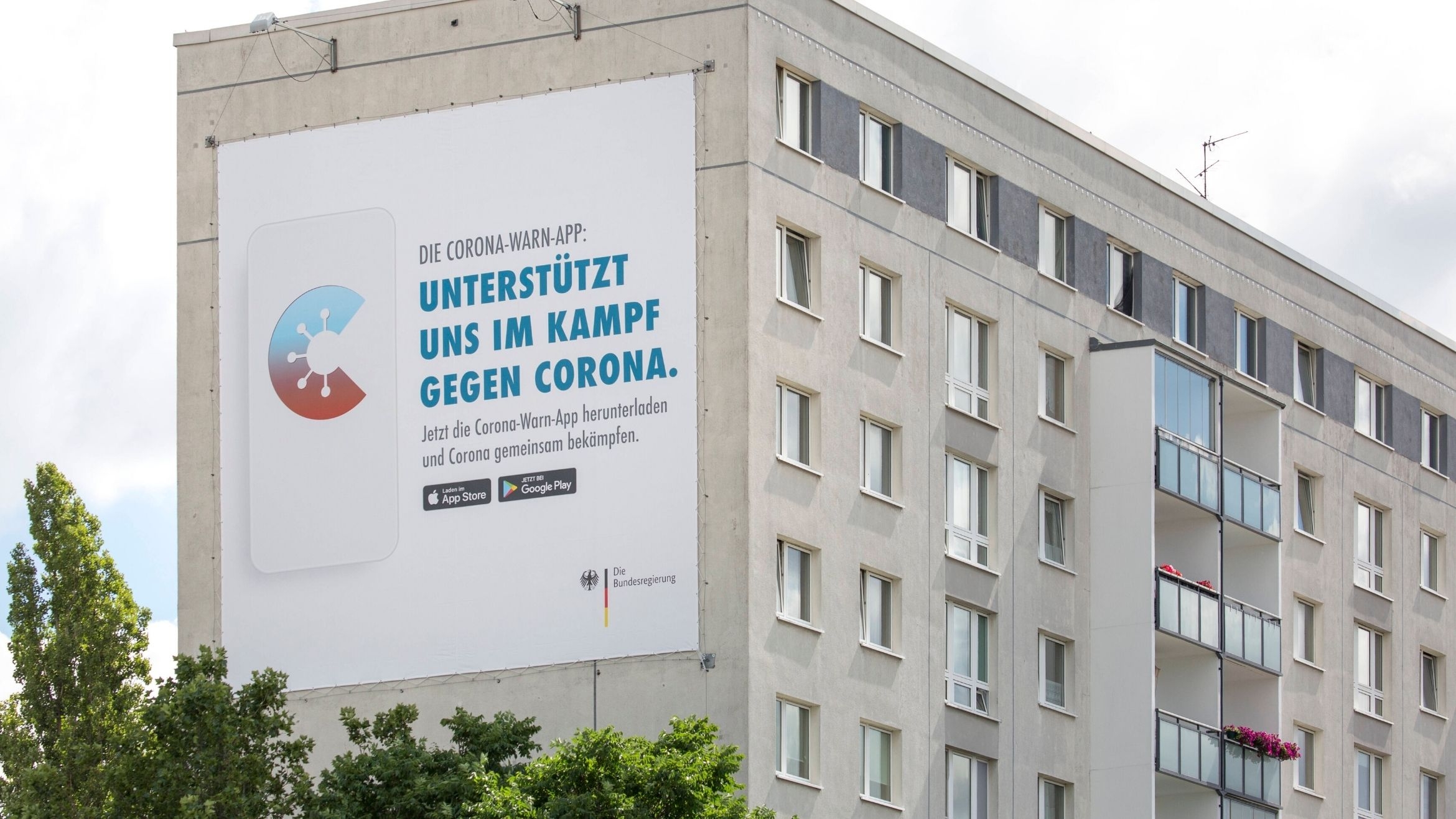Werbung für die Corona Warn-App an einer Hauswand –
