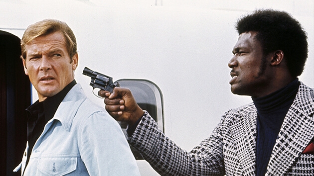 Roger Moore (l.) und Tommy Lane in "James Bond 007 - Leben und sterben lassen"