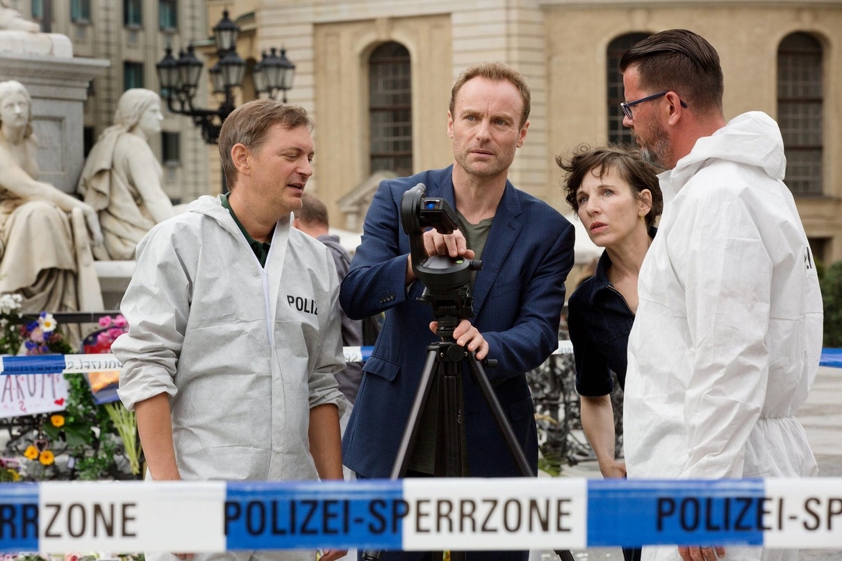Die Kommissare Robert Karow (Mark Waschke) und Nina Rubin (Meret Becker) mit den Kollegen der Spurensicherung im "Tatort: Das perfekte Verbrechen" 