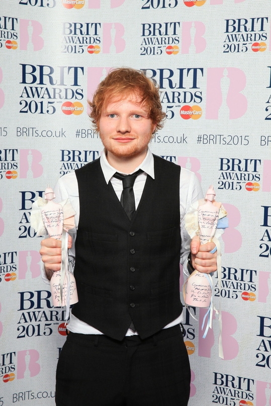 Seine Erfolgssträhne hält an:Ed Sheeran, hier mit seinen beiden Brit Awards 2015