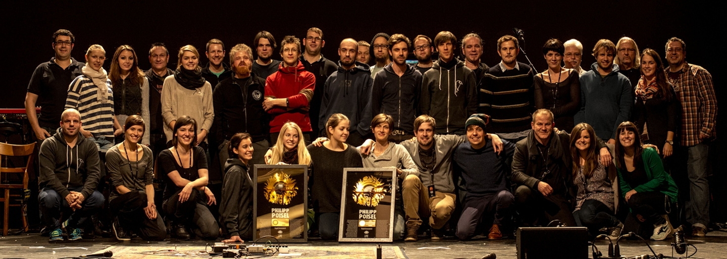 Feierten Gold: Philipp Poisel (vorn, vierter von rechts) mit Band, Live-Crew und Partnern)