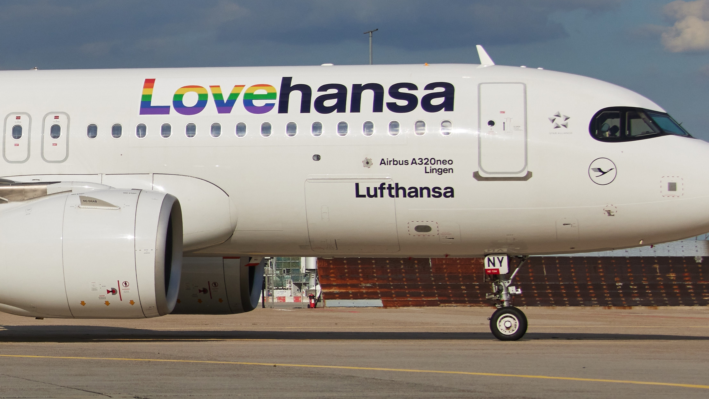 Die Lufthansa hat im Juni 2022, im Pride-Monat – einen Lovehansa-Airbus abheben lassen und dafür reichlich Kritik eingesteckt – 