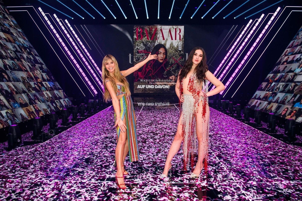 Als erste Transfrau wurde Alexandra Mariah Peter (rechts im Bild mit Heidi Klum) bei "Germany's Next Topmodel" ausgezeichnet 