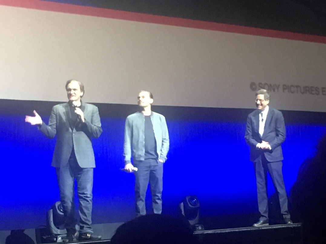Quentin Tarantino und Leonardo DiCaprio mit Tom Rothman auf der Bühne