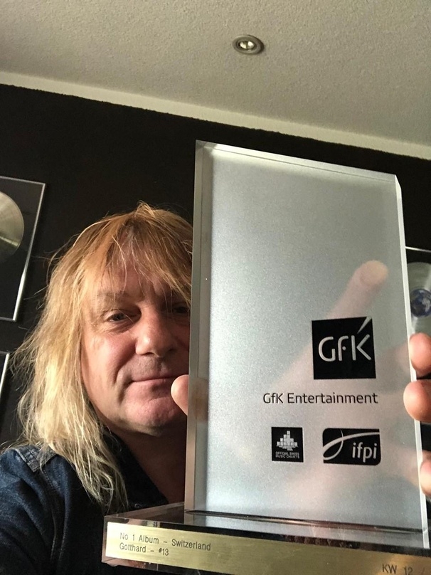 Mit dem Nummer 1 Award der Offiziellen Schweizer Hitparade: Leo Leoni von Gotthard 