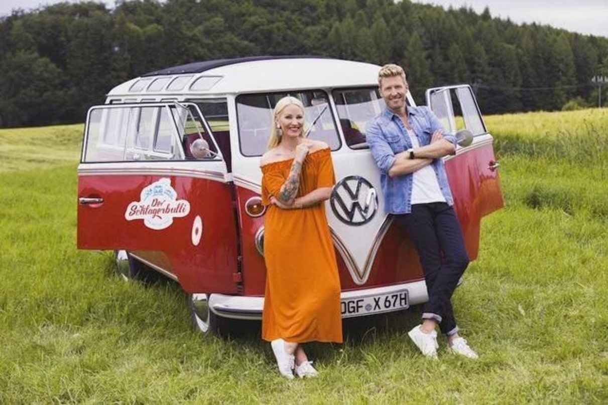 Mit einem historischen VW-Bus unterwegs: Die "Schlagerbulli"-Moderatoren Maximilian Arland und Evelyn Weigert