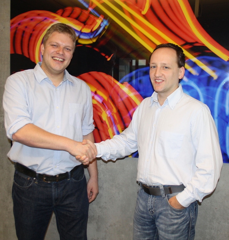 Besiegelten die Zusammenarbeit per Handschlag: Michael Zillmer (l.), Geschäftsführer Innogames, und Marco Schultz, Geschäftsführer Ticking Bomb Games