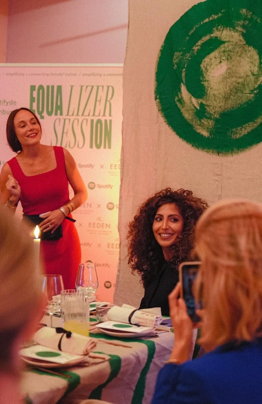 Impression von der Premiere in Hamburg: die Equalizer Session mit eeden-Mitgründerin Jessica Louis (links) und Künstlerin Shari Who (Mitte)