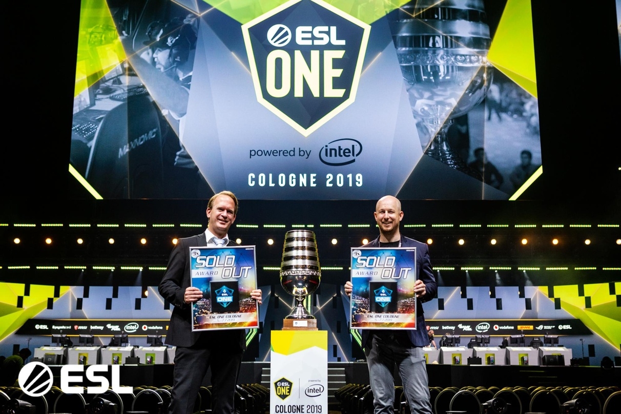 Bei der Preisverleihung: Stefan Löcher (links, Geschäftsführer Arena Management) und Ulrich Schulze (ESL Managing Director of Pro Gaming)