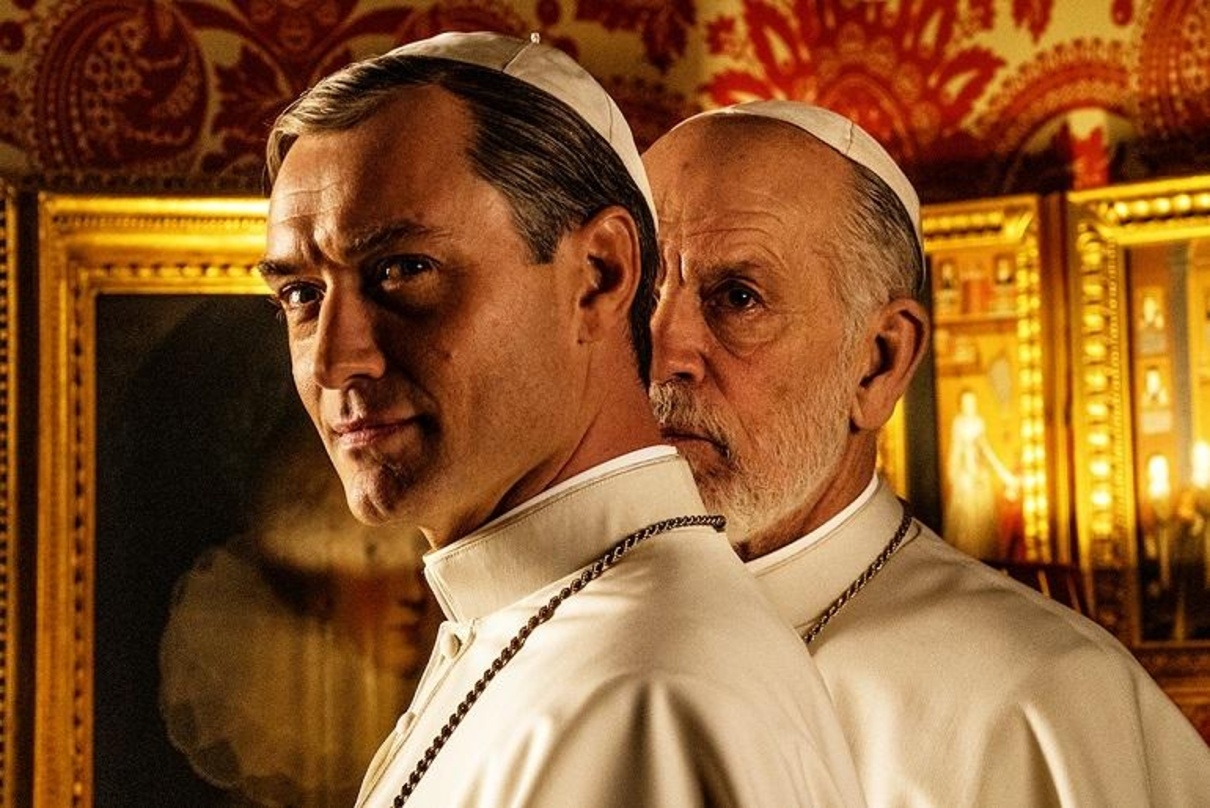 In päpstlichen Gewändern: Jude Law und John Malkovich in "The New Pore"