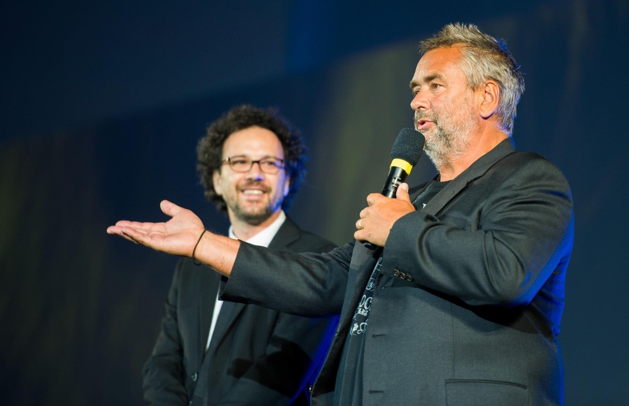 Festivalleiter Carlo Chatrian (im Hintergrund) mit Luc Besson, der "Lucy" auf der Piazza Grande vorstellte