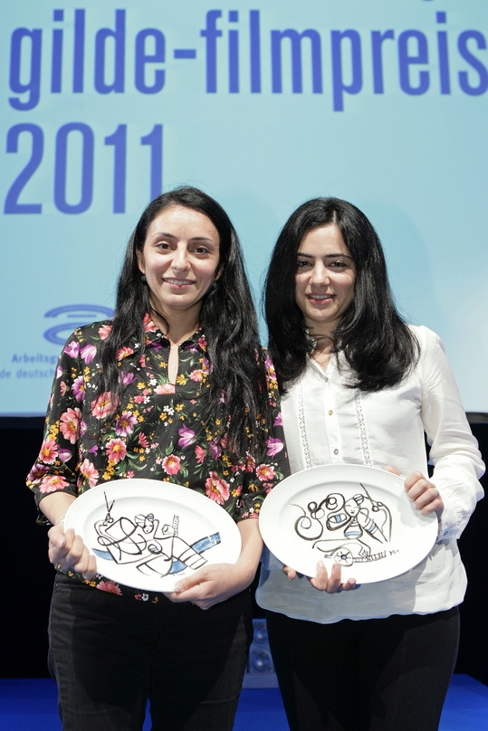 Yasemin und Nesrin Samdereli, die in der Kategorie "Bester Film National" für "Almanya - Willkommen in Deutschland" ausgezeichnet wurden