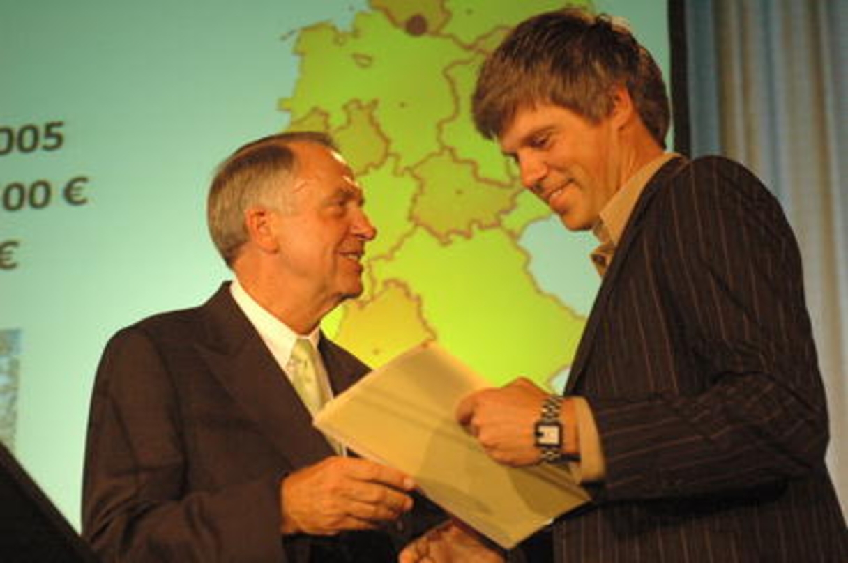 Kulturstaatsminister Bernd Neumann überreicht Matthias Elwardt vom Abaton die Urkunde für den Hauptpreis