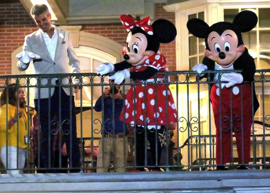 Josh D'Amaro, Chef von Disneys Themenparks, mit Minnie und Mickey Maus kurz vor der Schließung des Magic-Kingdom-Themenparks am 15. März 2020