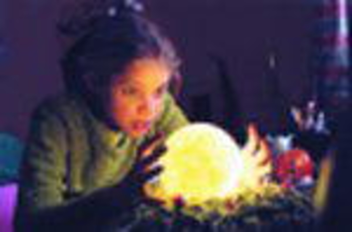 Sidonie von Krosigk blickt in die Kristallkugel