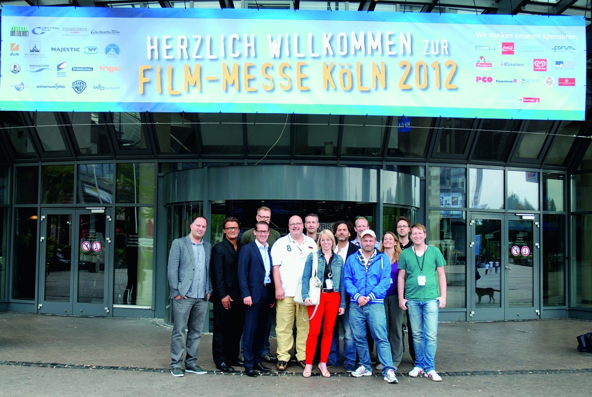 Das traditionelle Gruppenfoto der Verleihvertreter vor dem Kölner Cinedom
