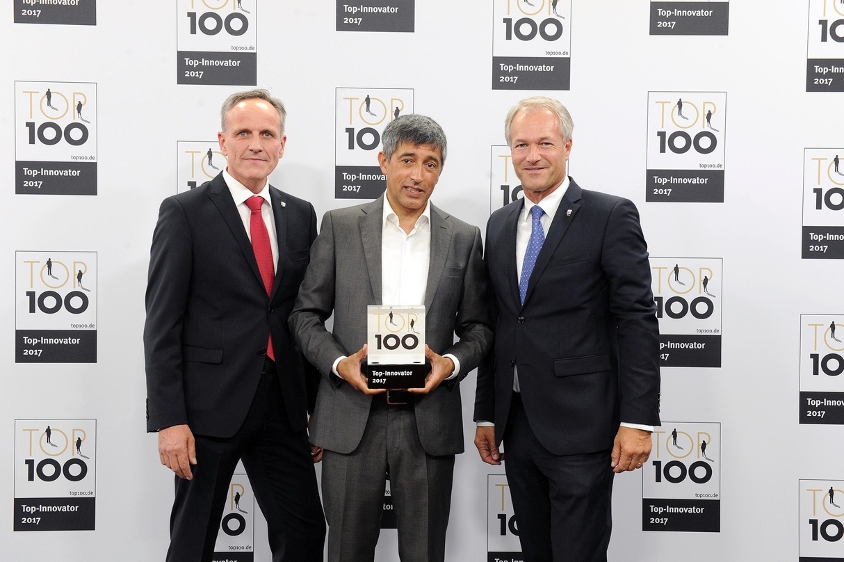 Ehrung in Essen: Moderator Ranga Yogeshwar (Foto: m.) übergibt den Top 100-Preis an die Sonopress-Manager Jörg Dickenhorst (li.) und Sven Deutschmann