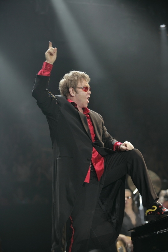 Zelebriert seine größten Hits auch 2012 live mit seinen deutschen Fans: Sir Elton John