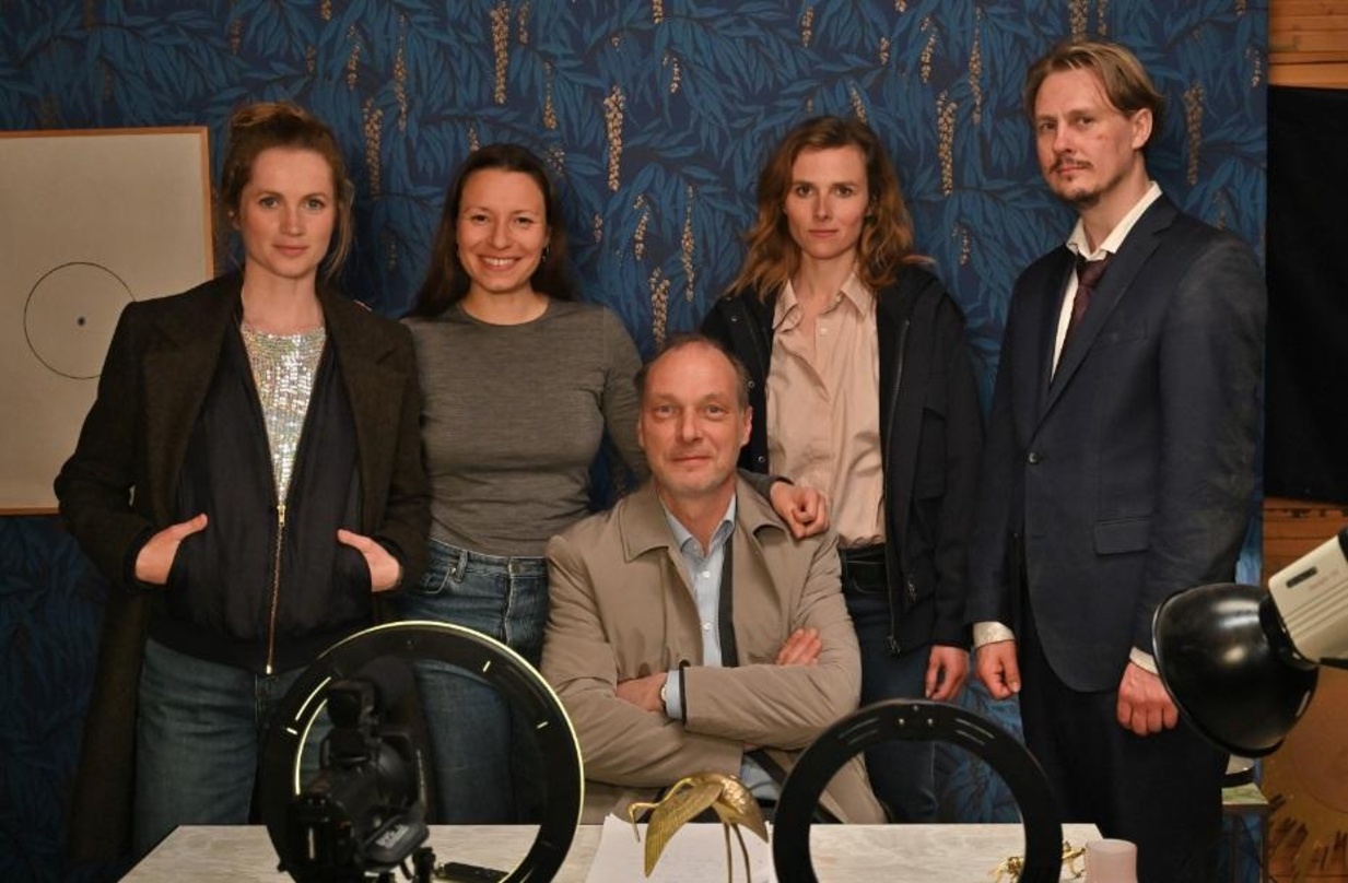 Am Set von "Das kalte Haus": Cornelia Gröschel, Anne Zohra Berrached, Martin Brambach, Karin Hanczewski und Christian Bayer