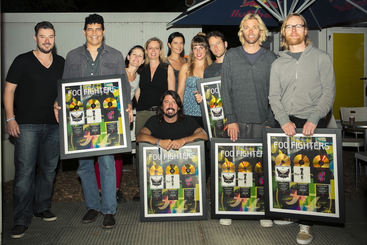 Durften sich dreifach über Gold freuen: Sony Music Switzerland und die Foo Fighters