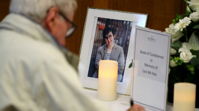 Ein Mann schreibt in ein Kondolenzbuch für Lyra McKee, die am Donnerstagabend (18.04.2019) bei gewaltsamen Ausschreitungen in der Stadt Londonderry erschossen wurde