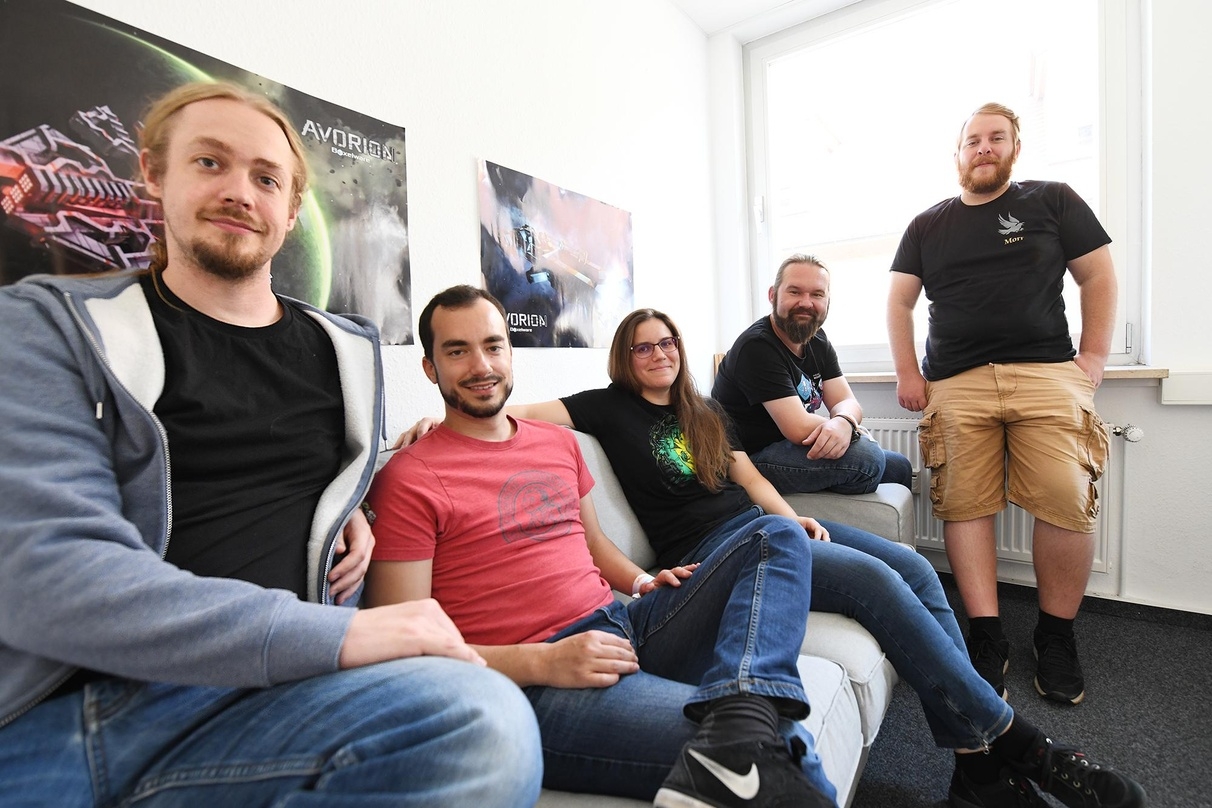 von links nach rechts: Konstantin Kronfeldner (Gründer, Lead Developer), Philipp Erhardt (Developer), Margareta Büche (Developer), Michael Kister (Community Manager), Felix Schieber (Game Designer) ­