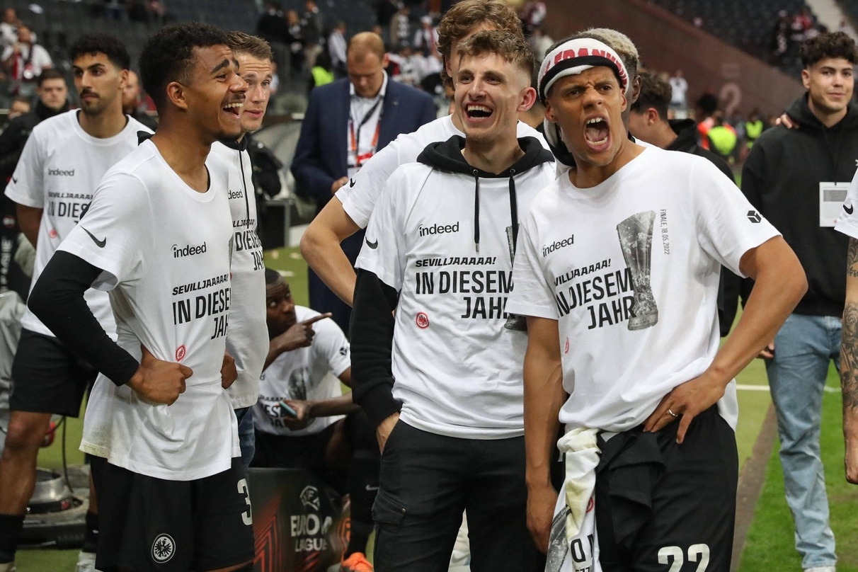 Die Spieler von Eintracht Frankfurt bejubeln den Einzug ins Finale der Europa League 
