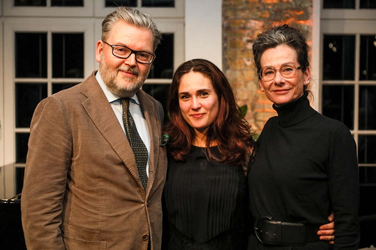 Besiegelten die Zusammenarbeit (von links): Till Janczukowicz (Gründer und CEO Idagio), Pianistin Anna Vinnitskaya und Veronika Lindenmayr (Director Outhere Music Deutschland)