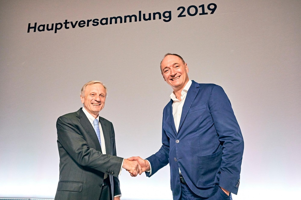 Der ProSiebenSat.1-Vorstandsvorsitzende Max Conze (rechts im Bild) gratuliert dem Aufsichtsratsvorsitzenden Werner Brandt zur Wiederwahl