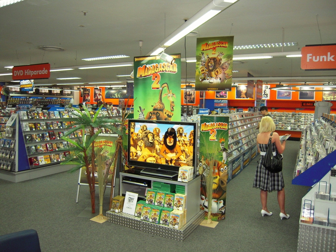 Der Handel hat eigene Themenwelten zum Start von "Madagascar 2" kreiert; hier im Saturn in Gelsenkirchen.