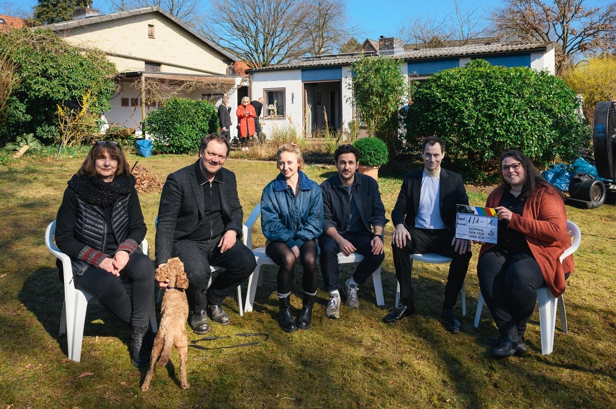 Am Set von "Sophia, der Tod und ich" (v.l.n.r.): Produzentin Sonja Schmitt, Regisseur Charly Hübner, Anna Maria Mühe (Sophia), Dimitrij Schaad (Reiner), Marc Hosemann (Morten de Sarg) und Jana Ziebart von der MOIN Filmförderung