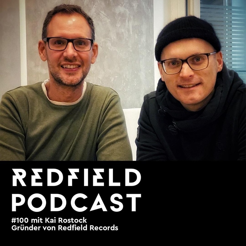Blicken beim 100. Redfield Podcast auf ihre Zeit im Musikgeschäft zurück: Kai Rostock (links) und Alexander Schröder (Redfield Records, Redfield Podcast)