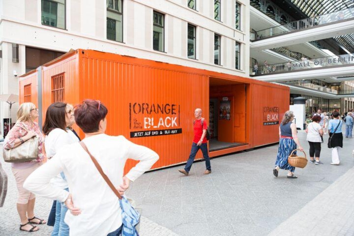 Mitten in der "Mall of Berlin" wurden Knastcontainer zu "Orange is the New Black" aufgestellt