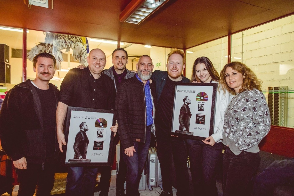 Zelebrierten Platin: Gavin James (3. von rechts) mit seinem Manager und dem Schweizer Sony-Music-Team