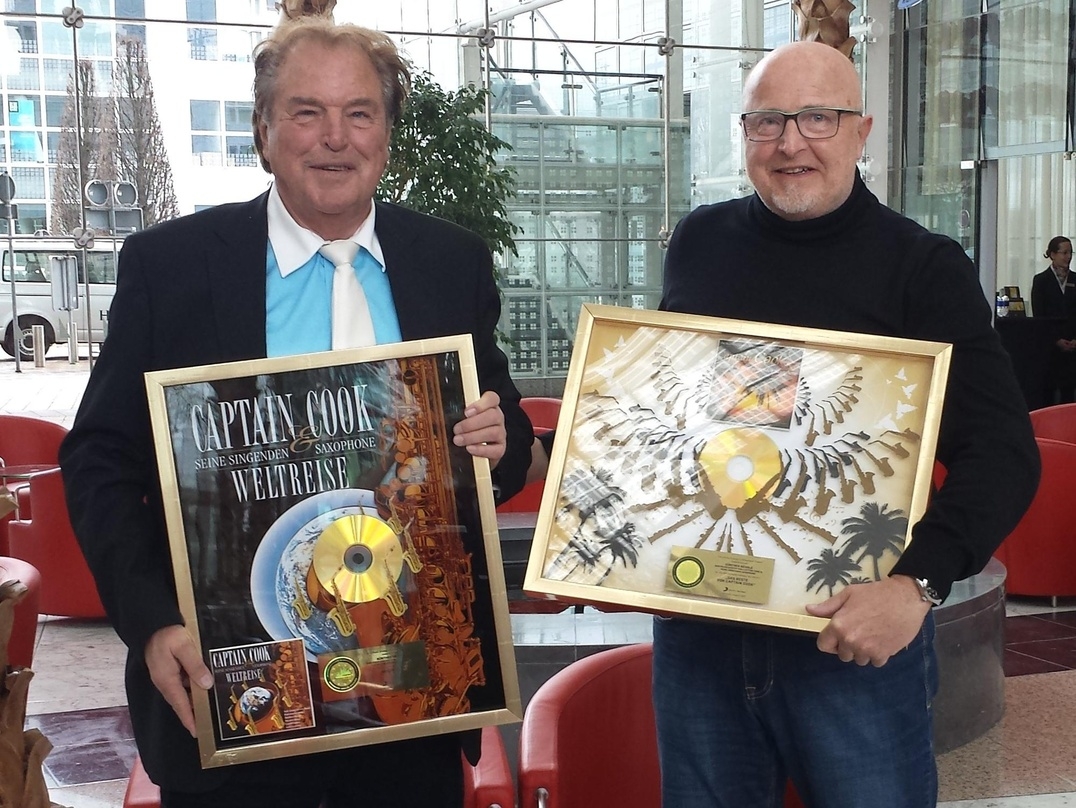Gleich doppelt Gold für Captain Cook und seine singenden Saxophone: Günther Behrle (links) mit Bodo Krohn