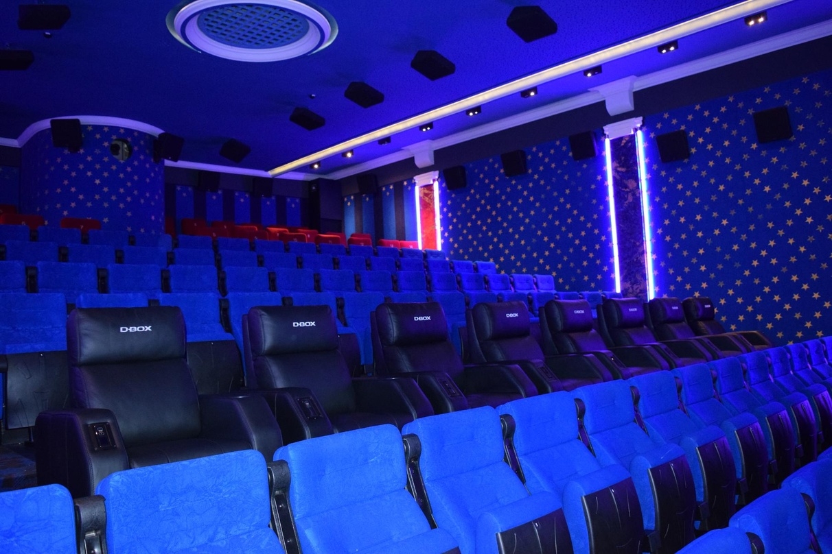 Acht D-Box-Sitze der VIP-Variante wurden im "Blue Star"-Saal des Traumpalast Backnang installiert, weitere sieben reguläre D-Box-Sitze im "Blue Velvet"-Saal