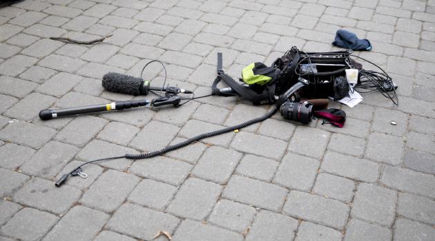 Die Ausrüstung eines ZDF-Kamerateams liegt nach einem Übergriff zwischen Alexanderplatz und Hackescher Markt auf dem Boden –