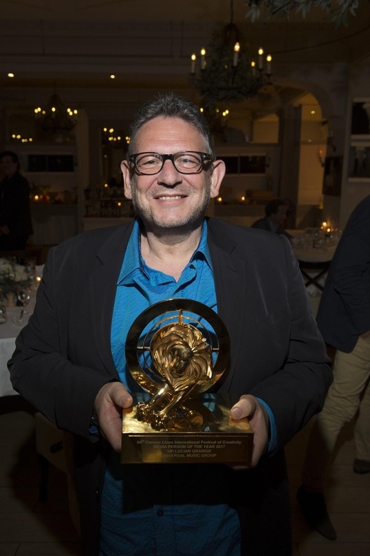 Erster Preisträger aus der Musikbranche: Lucian Grainge mit dem Award von Cannes Lions