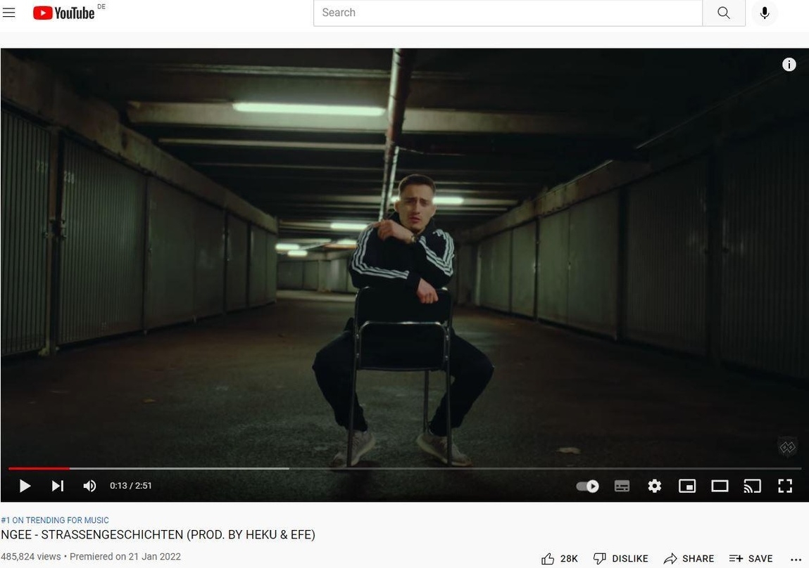 Ngee landete am Wochenende mit seinem Video zum Track "Strassengeschichten " auf Platz ein der deutschen YouTube-Musik-Trendcharts