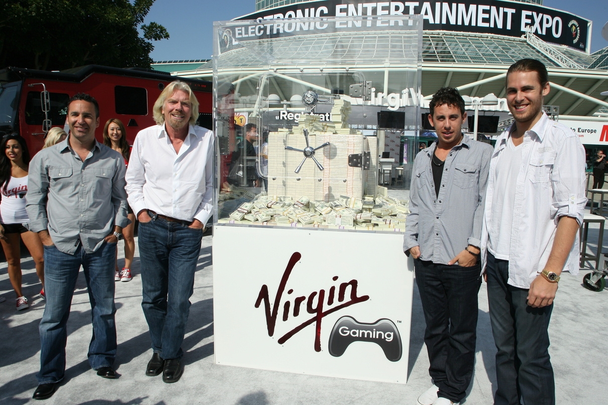 Posierten sich um die eine Mio. Dollar (v.l.): Virgin Gaming CEO Rob Segal, Sir Richard Branson, Virgin Gaming-President Billy Levy und VP Gaming Operations Zack Zeldin