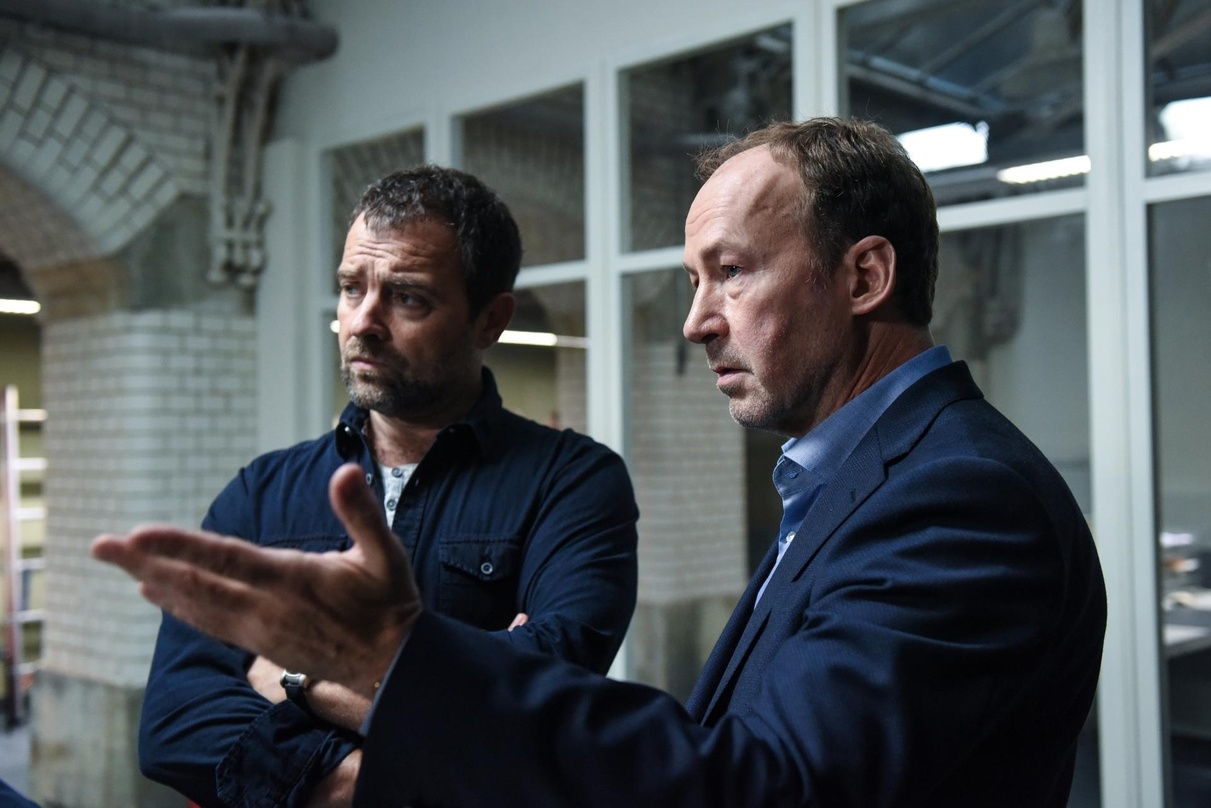 Jürgen Maurer (li.) und Ulrich Noethen in dem ZDF-Thriller "Neben der Spur: Sag, es tut Dir leid" 