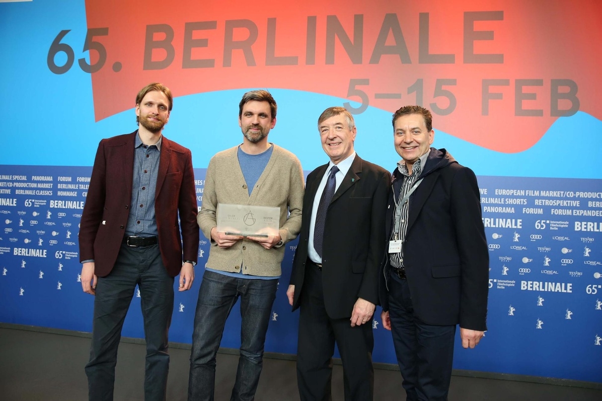 Der Gewinner des Gilde-Filmpreises Sebastian Schipper (2.v.l.) mit den Jurymitgliedern Moritz Busch, Adrian Kutter und Rudolf Huber (v.l.n.r.)