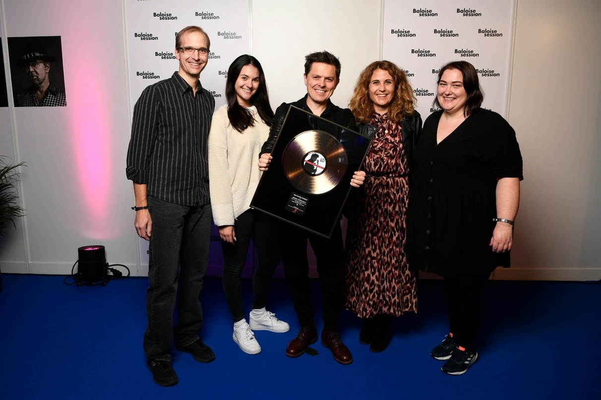 Feierten den Gold-Award: Michael Patrick Kelly und das Schweizer Sony-Music-Team