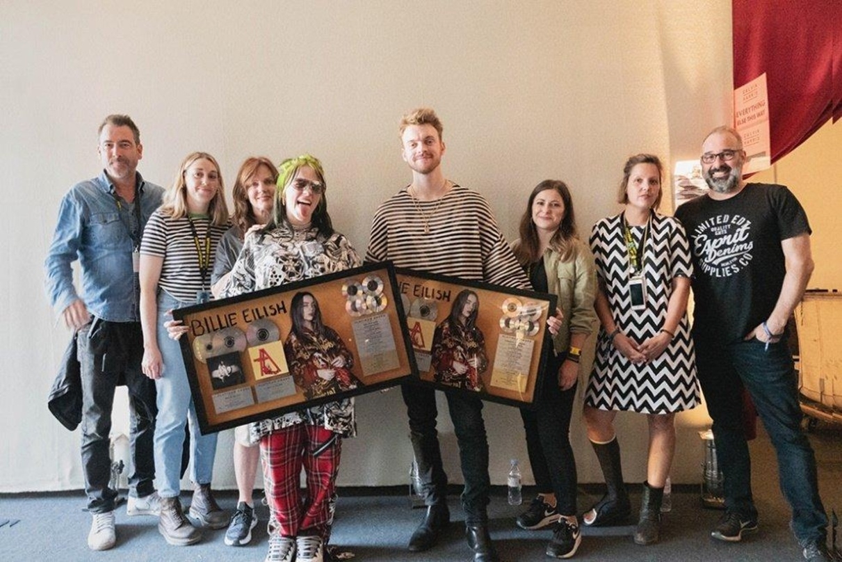 Im Edelmetallrausch: Billie Eilish (4. von links) und Team