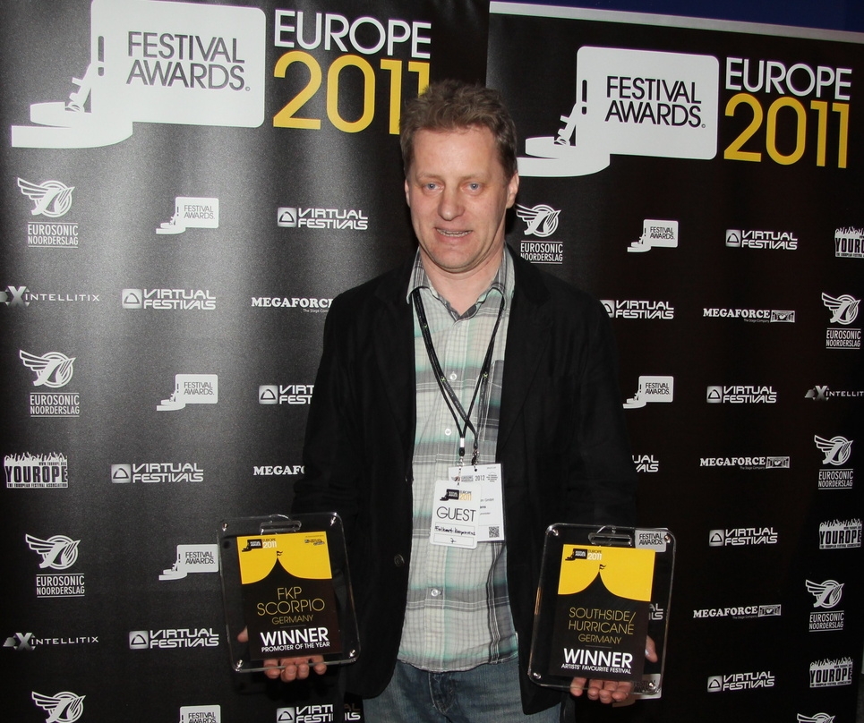 Wurde in London mit dem Arthur Award ausgezeichnet: Folkert Koopmans, hier mit dem European Festival Award 2011 in Groningen