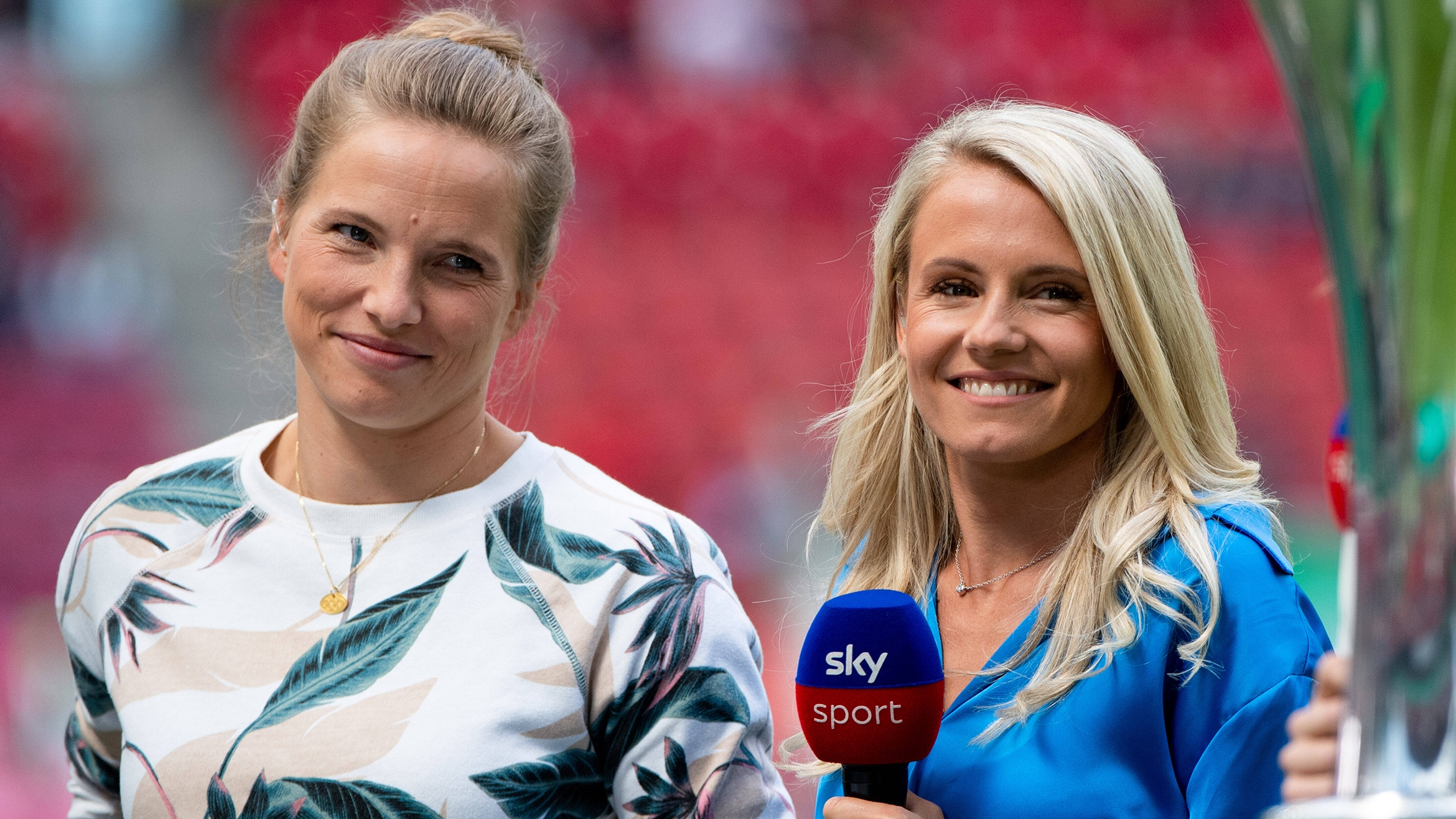 Tabea Kemme (l.) und Julia Simic waren bei Sky bereits beim DFB-Pokal der Frauen als Expertinnen im Einsatz –