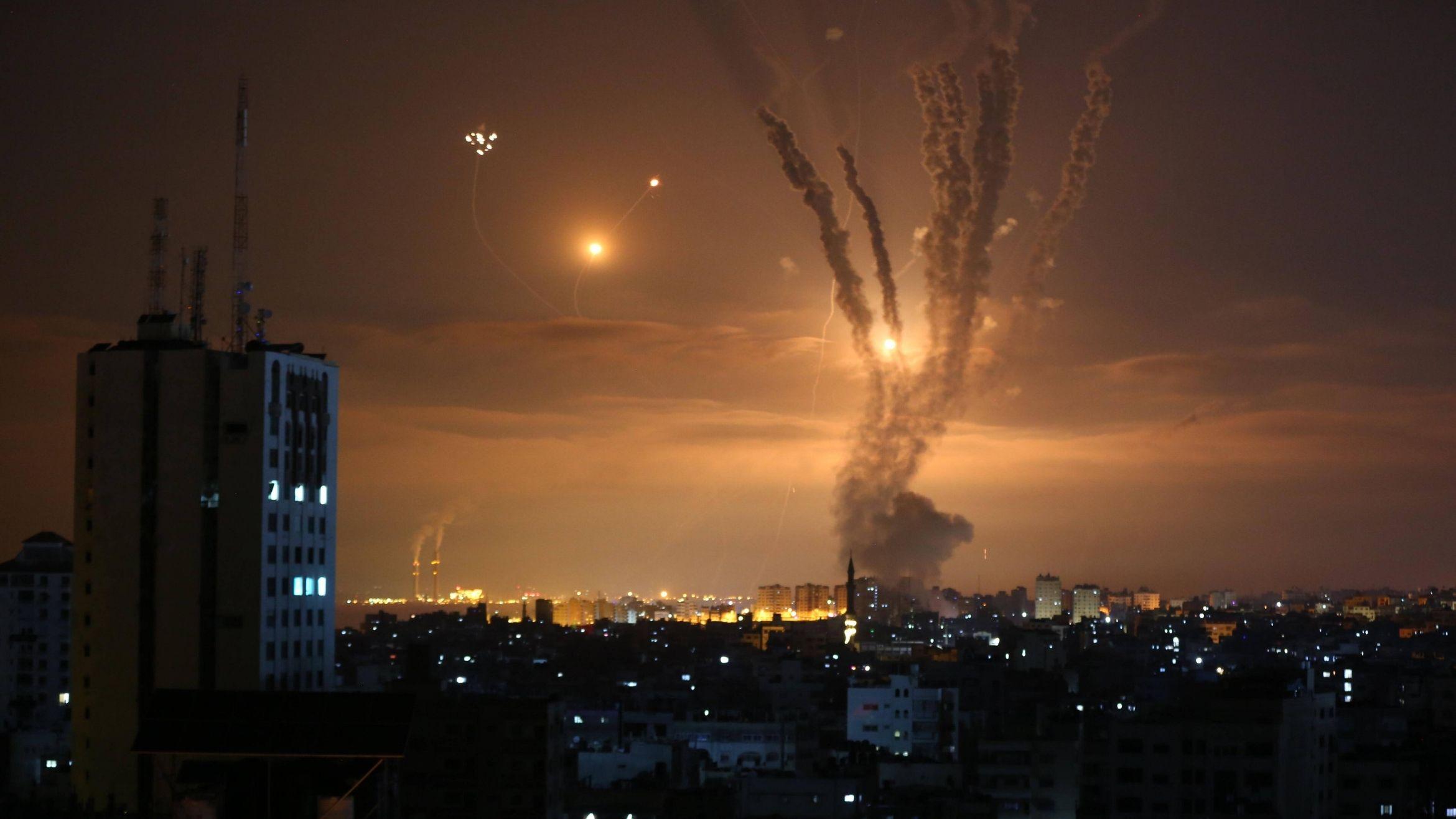 Am 14. Mai 2021 werden von Beit Lahia im nördlichen Gazastreifen Raketen in Richtung Israel abgefeuert –