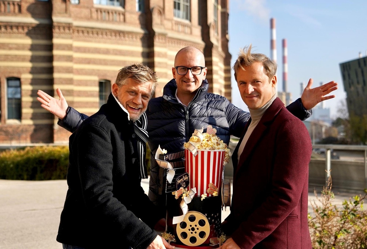Hauptdarsteller Philipp Hochmair (re.) und Andreas Guenther (li.) gratulieren Produzent Thomas Hroch (Mitte) zum 50sten am Set von "Der Wien-Krimi: Blind ermittelt" 