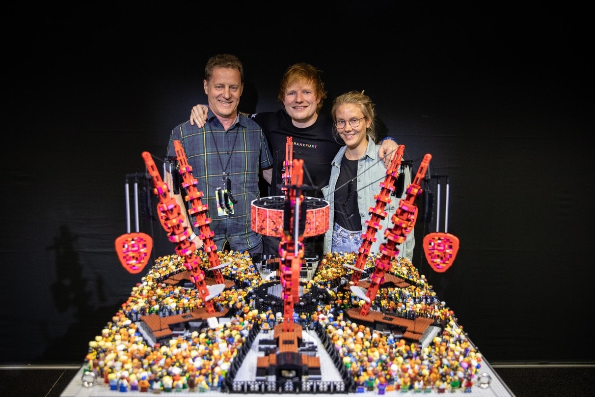 Mit der Lego-Bühne (von links): Folkert Koopmans (CEO FKP Scorpio), Ed Sheeran und Inga Esseling (Promoterin FKP Scorpio)